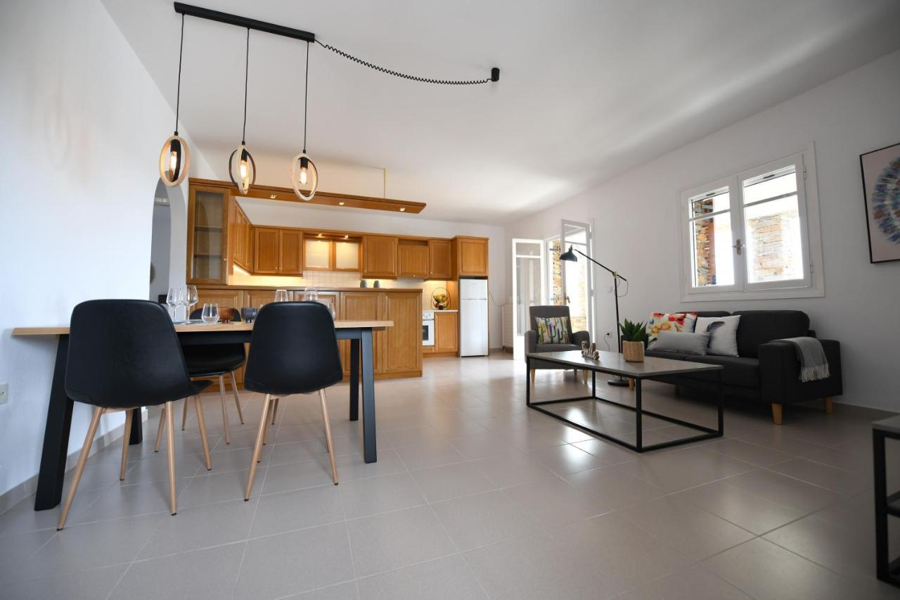 Amazing 2 Bedroom Apartment Overlooking The Marina Of Vourkárion Dış mekan fotoğraf